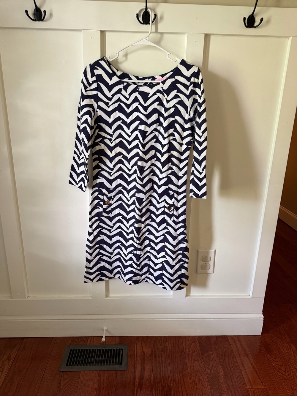 NWOT Women’s Navy and White Chevron Dress